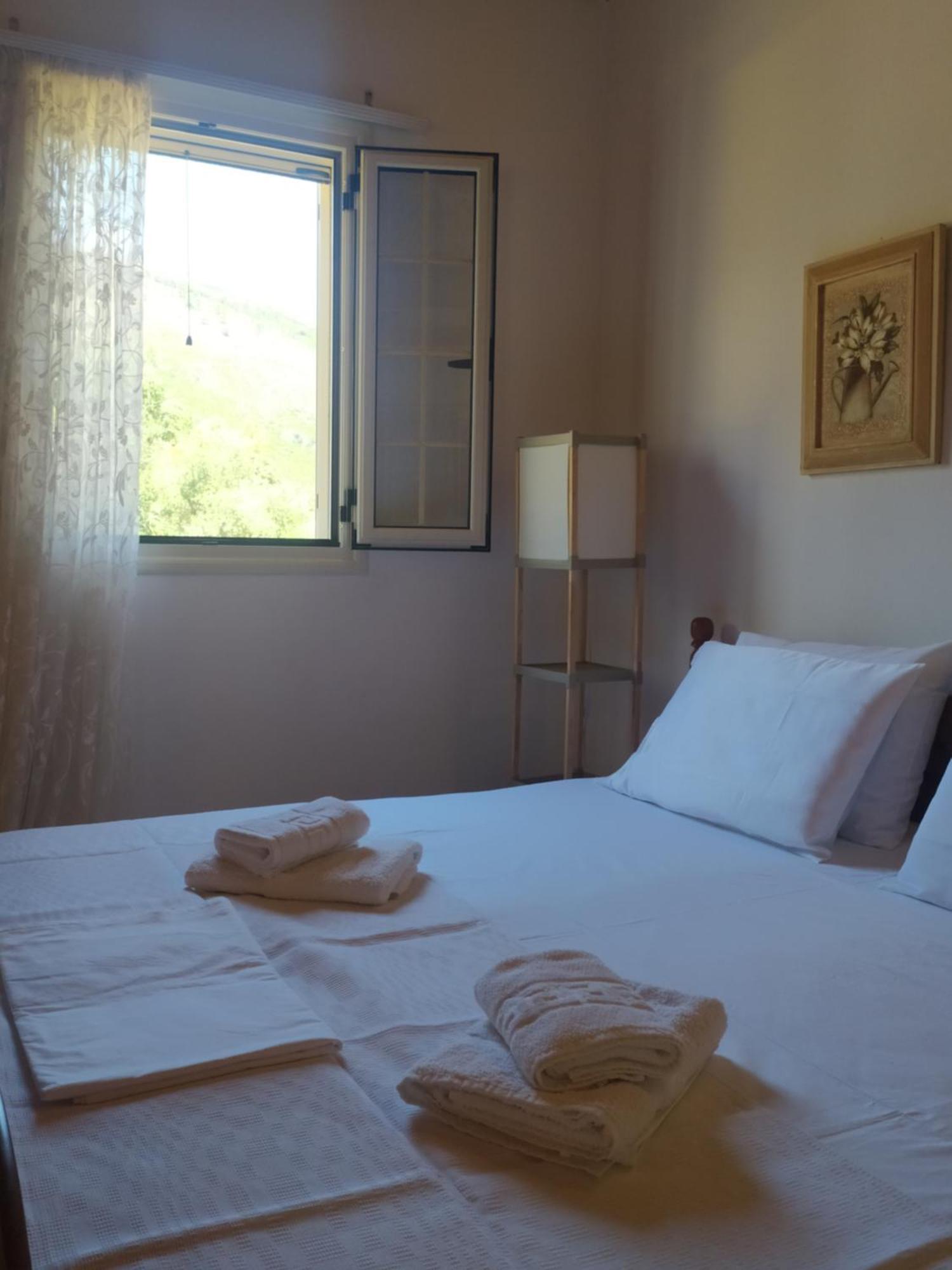 Retzos Rooms Himare Exterior photo