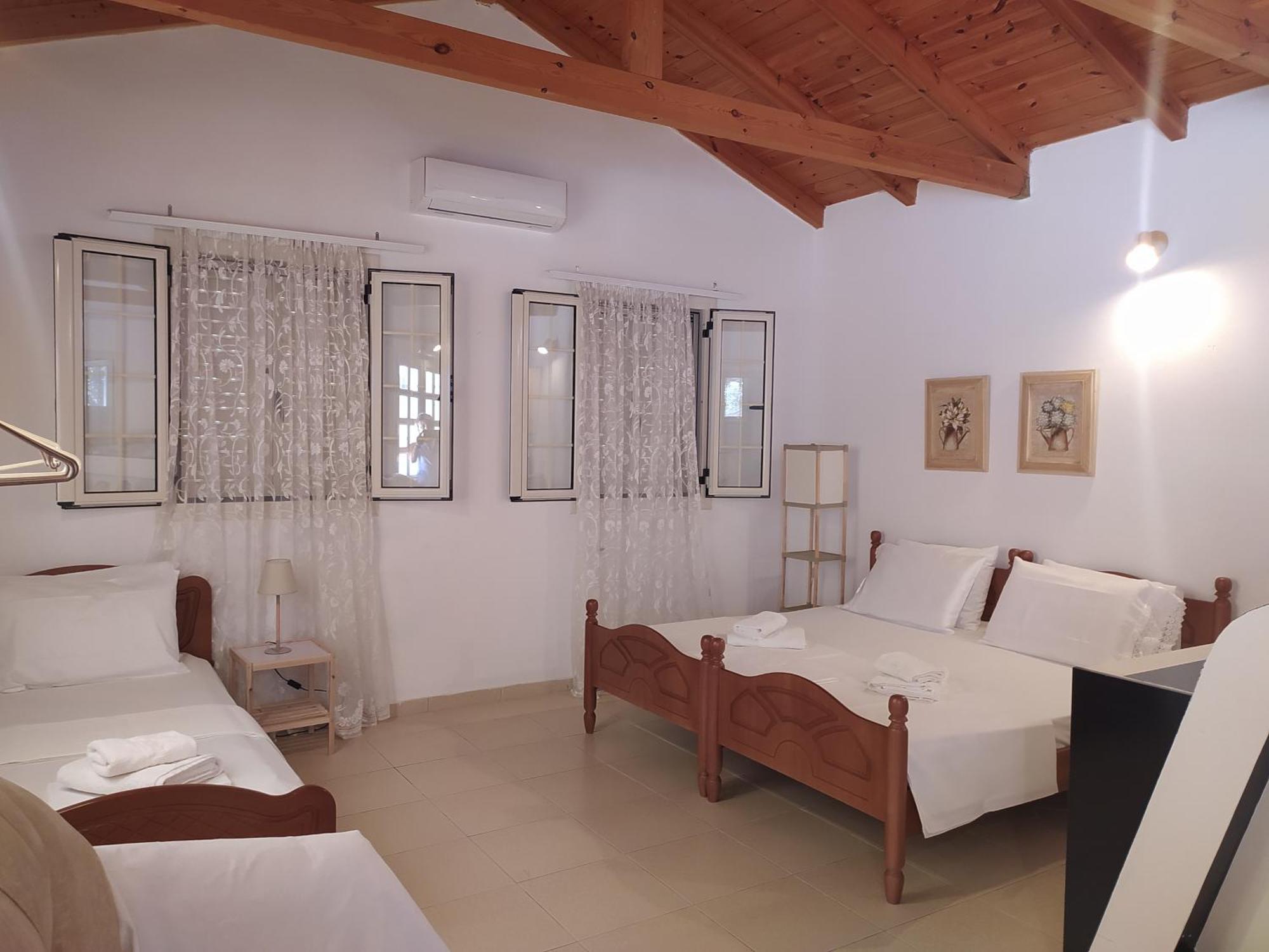 Retzos Rooms Himare Exterior photo