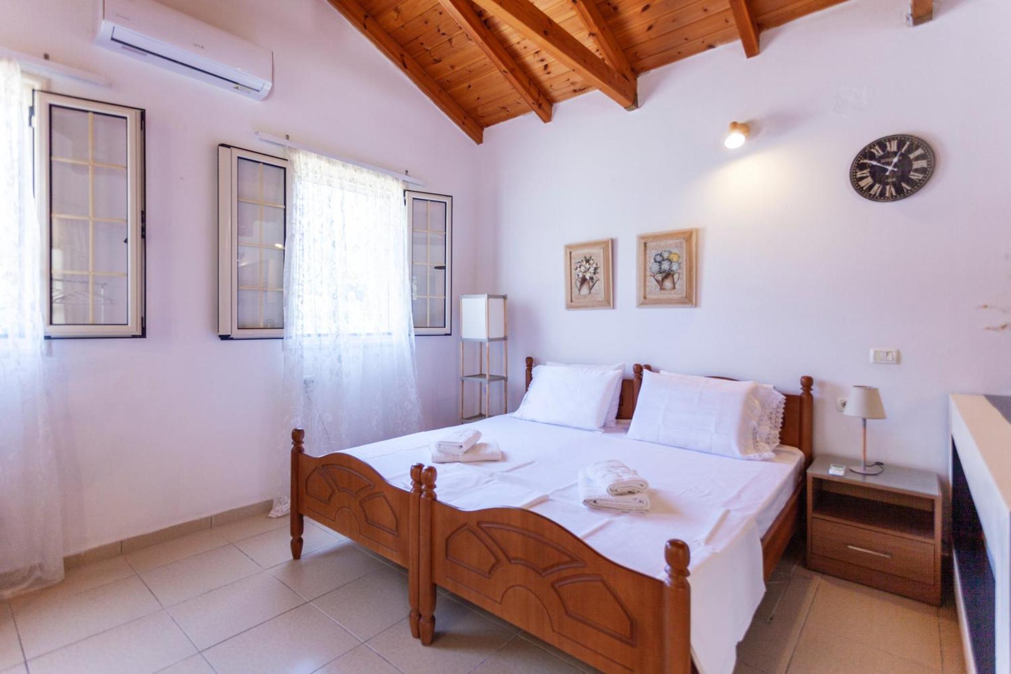 Retzos Rooms Himare Exterior photo