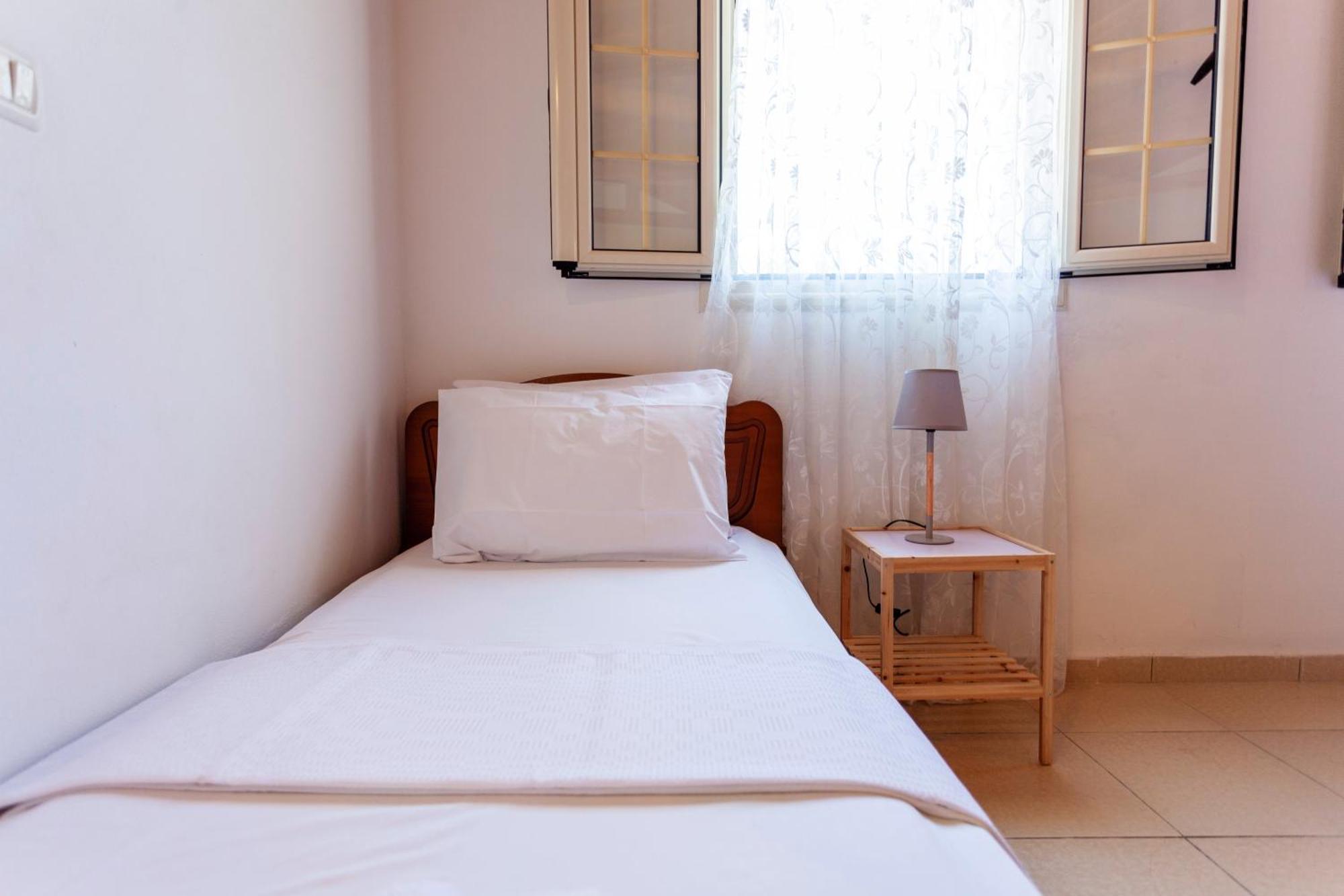 Retzos Rooms Himare Exterior photo